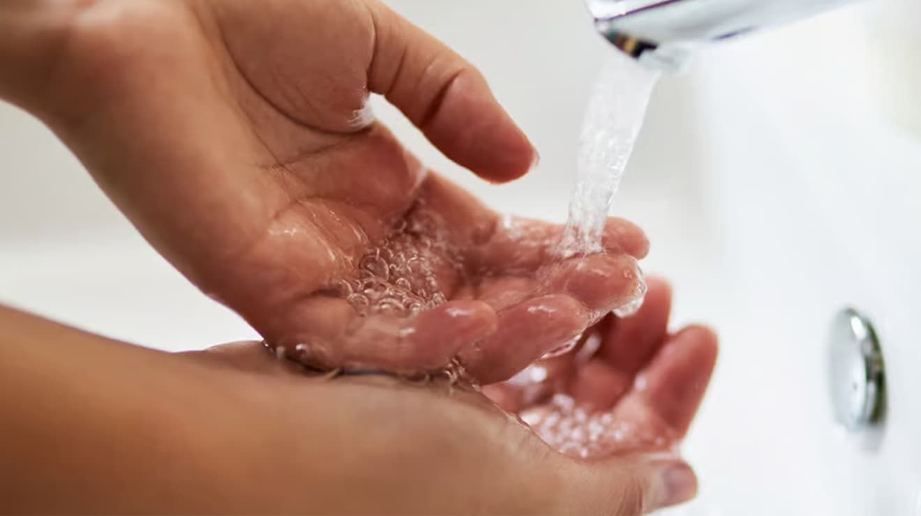 washing_hands_splash_sink_multi.png