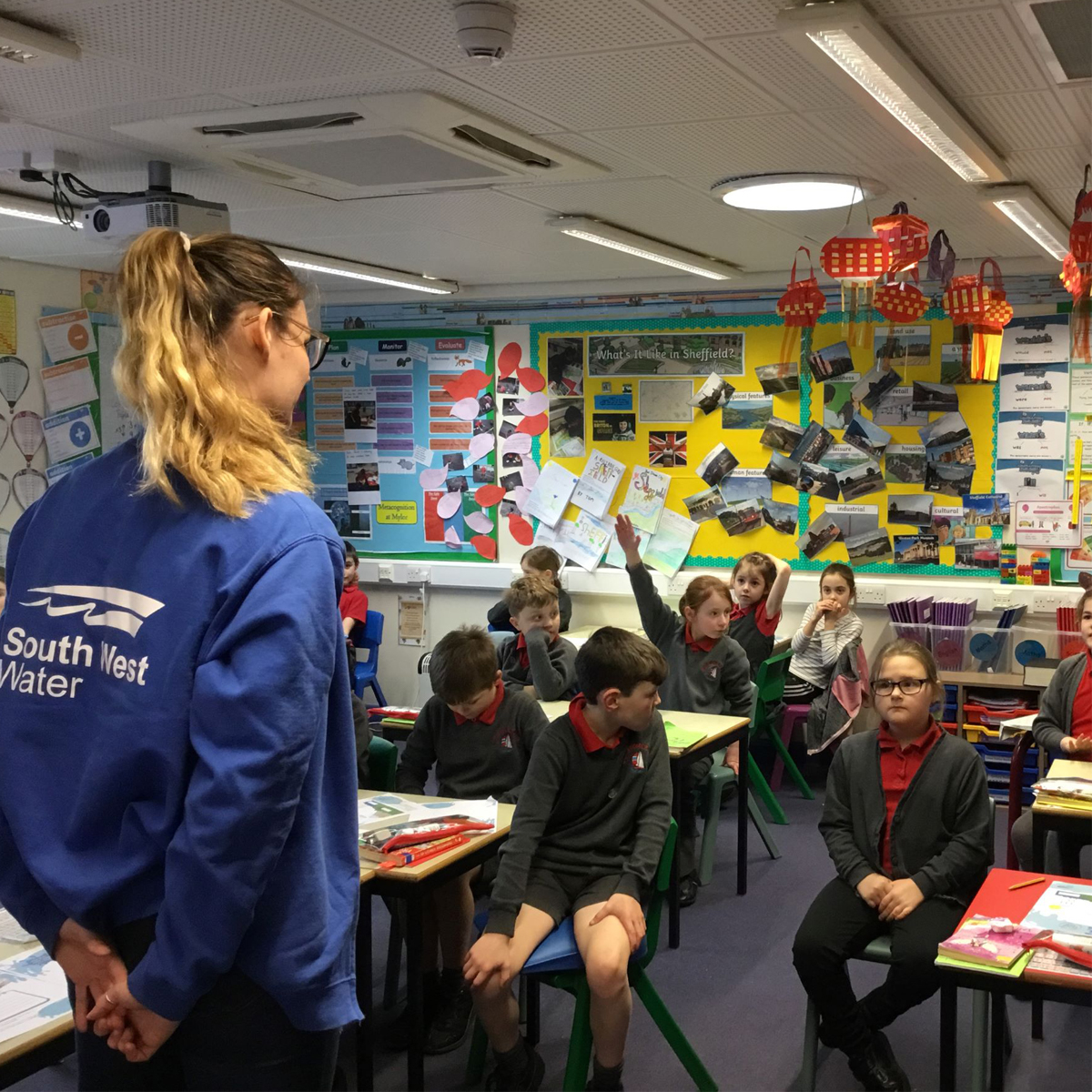 Aophie with more students 