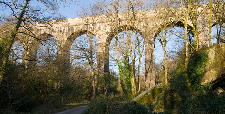 an image of an aqueduct